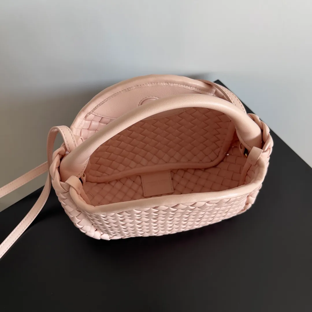 Batch 1760 BOTTEGA VENETA's new mini COBBLE bag. This season's mini Cobble series brings a new style of handbag. The body of the bag resembles the shape of a "Yuanbao", giving you good luck throughout autumn and winter! This Yuanbao bag is made of three pieces of quilted cotton and has an unlined body, showing its quiet power. The bag is carefully designed to create a three-dimensional look. The joints and edges are decorated with lambskin strips to create a sense of simplicity. The handbag is not lined, so you can directly appreciate the consistent lambskin on the outside and inside. It is beautiful both inside and outside. The top handle of this handbag is made of leather-wrapped rope and is quite sturdy. The detachable shoulder strap is secured by a leather buckle inside the bag. Can be carried by hand, carried on the shoulder or cross-body, very easy to match! Style number: 805739 Size: 23*11*8cm